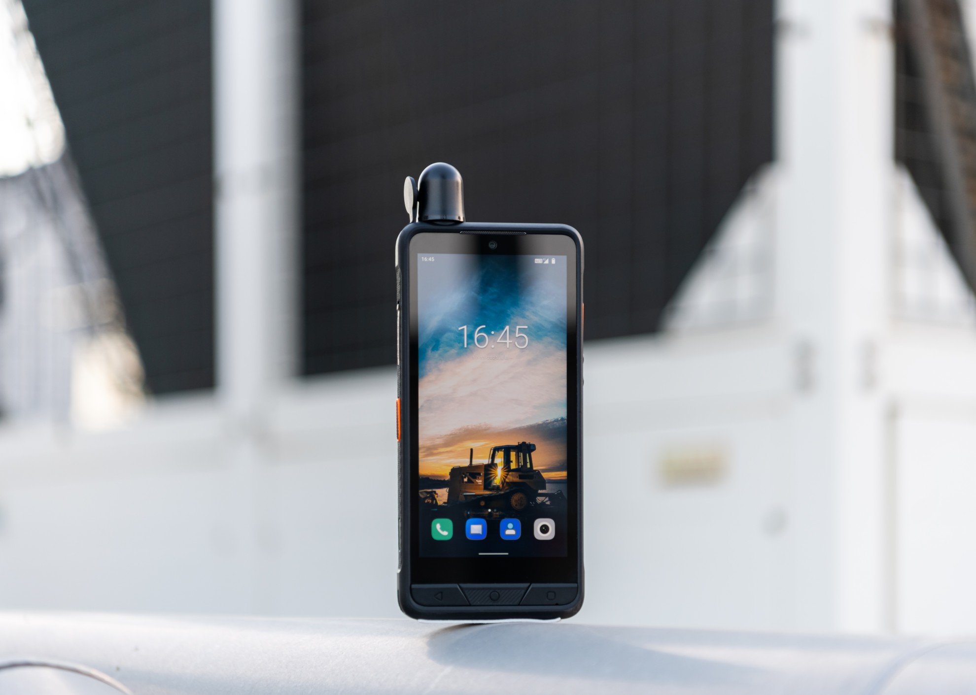 公网对讲+单北斗融合应用，三防手机推动行业协同效率跃升