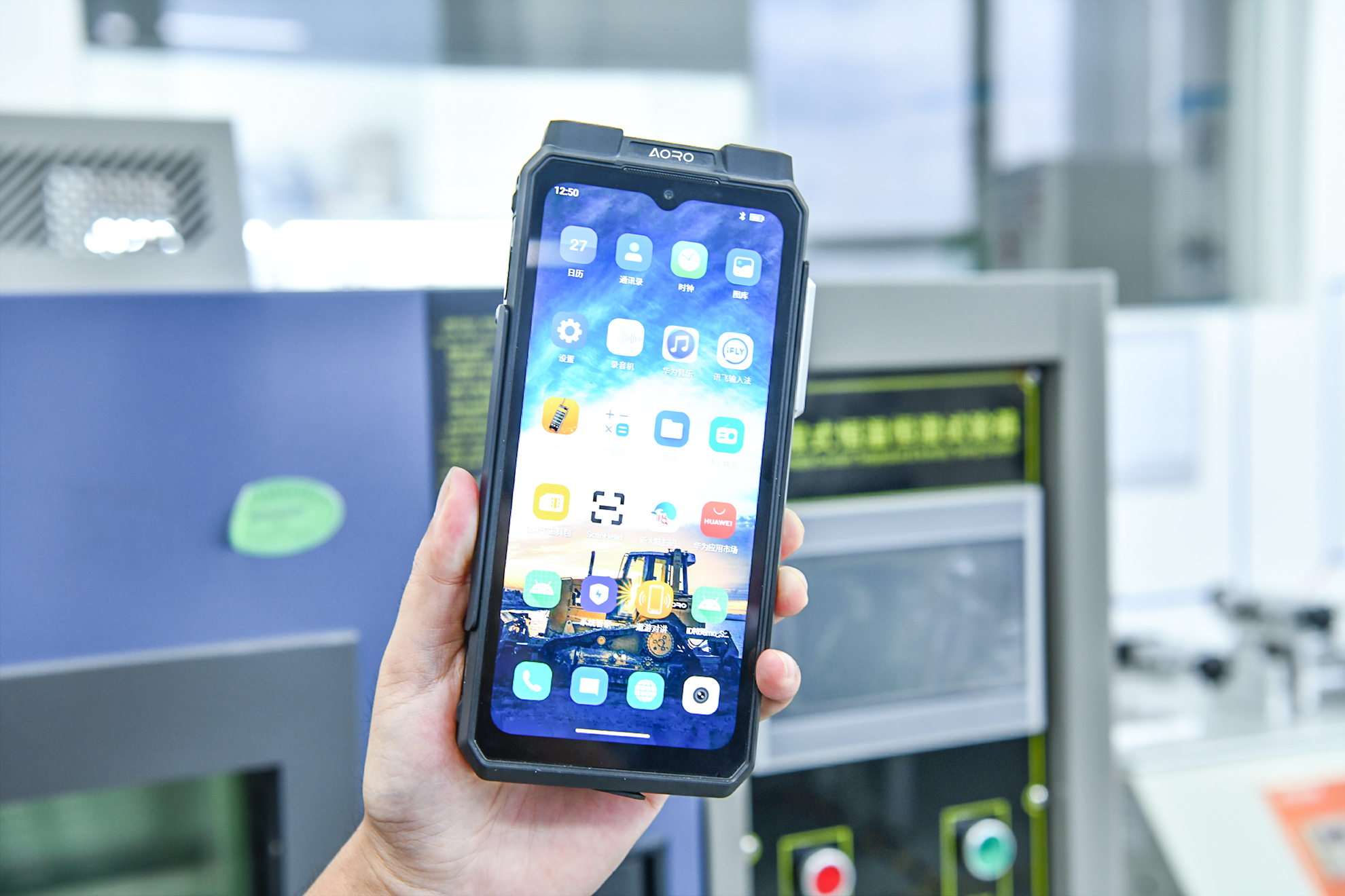 AORO M8防爆手机：POC+身份证识别+HDMI，身份核验与大屏直投让作业汇报一步到位