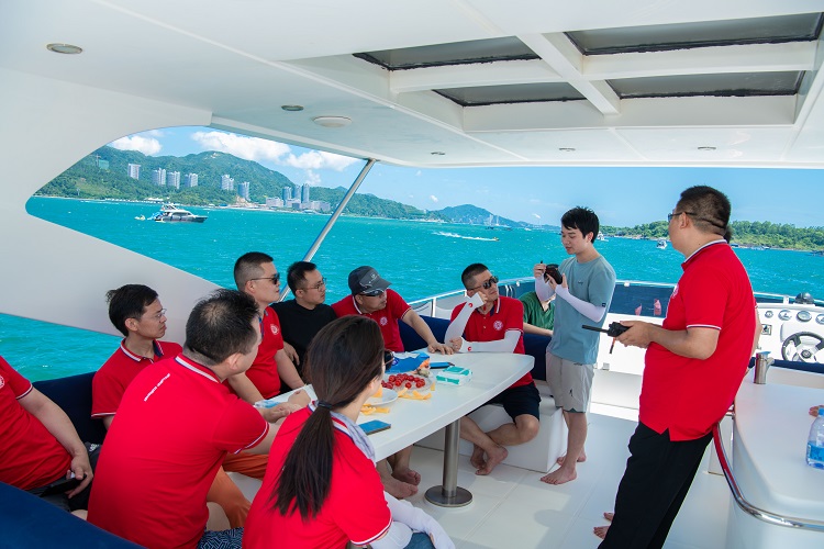 遨游代表团讲解AORO遨游M5 pro、M6天通卫星电话